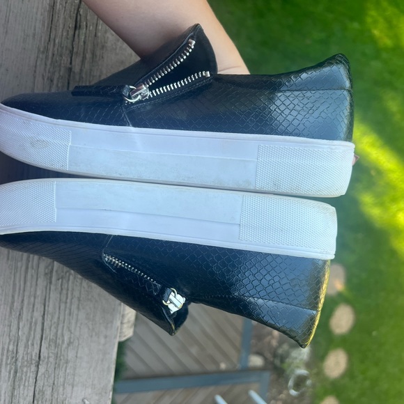 Steve Madden zipper sneaker - Picture 8 of 8